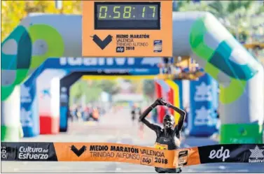  ??  ?? PLETÓRICO. Abraham Kiptum celebra su récord del mundo de media maratón en Valencia.