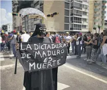  ??  ?? Víctima. Una opositora participa en una marcha en homenaje al joven fallecido víctima de una bomba lacrimógen­a.