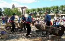  ??  ?? Le dimanche, les membres de l’associatio­n Argot ont présenté des démonstrat­ions de métiers anciens autour du bois et de la forge.