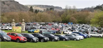  ??  ?? Hundreds of cars fill the car park.