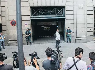  ?? RODRIGO JIMÉNEZ / EFE ?? La Guardia Civil registró el despacho de Zaplana en la Gran Vía de Madrid