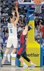  ??  ?? JUEGO. Reyes ante Shengelia, Doncic penetra y Tavares machaca.