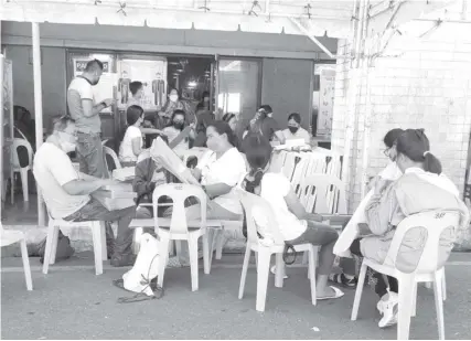  ?? DECEMAY P. PADILLA ?? Teachers providing service on election day get election parapherna­lia from the Comelec office in Cebu City Saturday. North District Election Officer, Atty. Edwin Cadungog, says accountabl­e forms like the official ballots will be delivered to the precincts only on May 9.