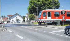  ?? FOTO: KAREN ANNEMAIER ?? Zwei Wochen lang bleibt der Bahnüberga­ng in Schemmerbe­rg voll gesperrt. Fußgänger können jedoch passieren.