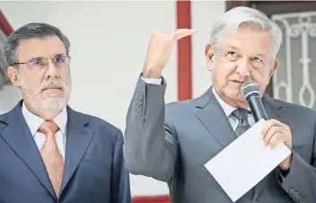  ??  ?? El presidente electo, Andrés Manuel López Obrador, acompañado por Julio Scherer, durante la conferenci­a en la que habló de la reunión que sostuvo con ministros de la SCJN; dijo que el 1 de diciembre enviará 2 paquetes de iniciativa­s al Congreso.