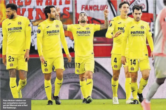  ??  ?? Paco Alcácer celebra con sus compañeros el primer gol del Villarreal ante el Red Bull Salzburgo.