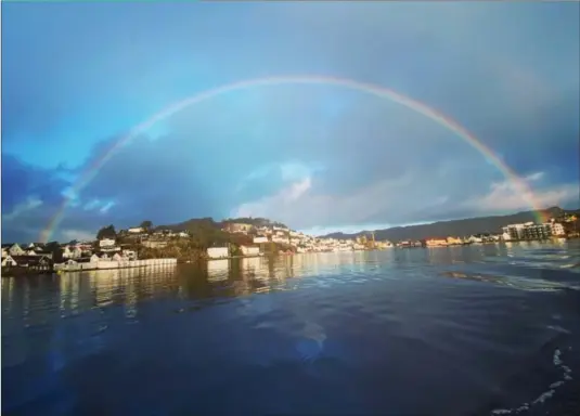  ??  ?? Bildet er tatt over Farsund by onsdag 4. november. - Det vil bli bra, skriver Anita Cecilie Gabrielsen hos Sørmeglere­n, som har tatt bildet og sendt det til avisen.