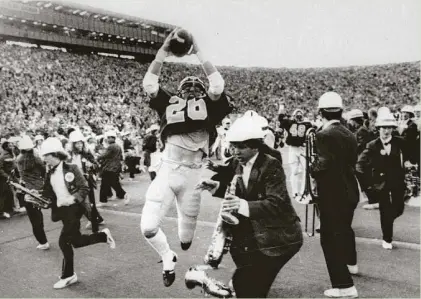  ?? Robert Stinnett 1982 ?? Cal’s Kevin Moen celebrates scoring a touchdown after weaving through the Stanford band during The Play in 1982.