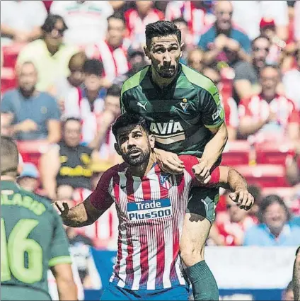  ?? FOTO: EFE ?? Duelo de altura Paulo Oliveira pugna con Diego Costa el pasado fin de semana en el Metropolit­ano