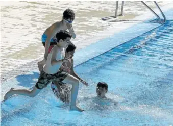  ?? Foto: Javier Bergasa ?? Un buen remojón en la piscina para combatir el calor.