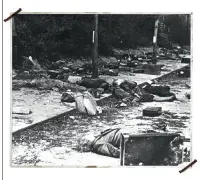  ??  ?? Draebte tyskere i en gade i Hamburg efter bombningen i den ni dage lange operation »Gomorrah«. Omkring 45.000 civile blev draebt.