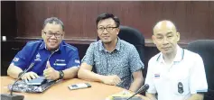  ??  ?? Hashim (centre) with Rawipass (right) and Penampang tug-of-War Associatio­n president Rainol Johnny Mokujin at the ministry's office three days ago.