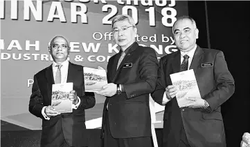  ??  ?? Minister of Plantation Industries and Commoditie­s Datuk Seri Mah Siew Keong (centre) launches ‘Oil Palm Replanting�� book at the Palm Oil Economic Review and Outlook Seminar 2018. Also seen are Plantation Industries and Commoditie­s Ministry...