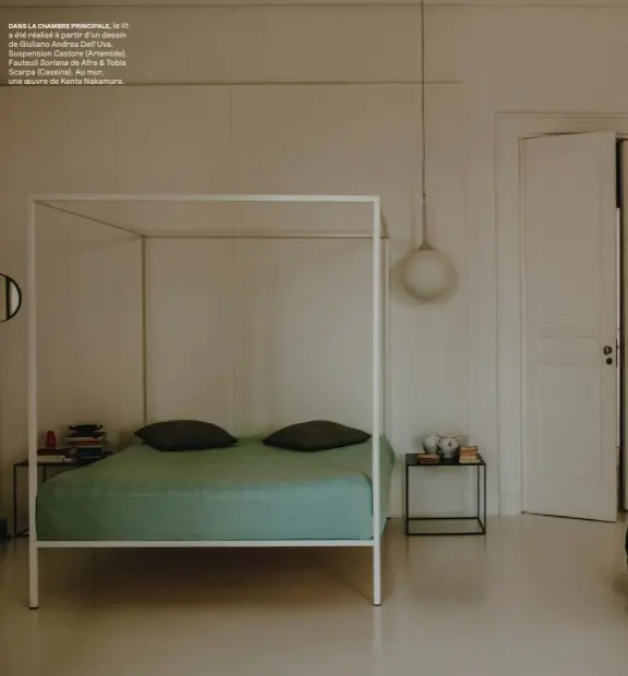  ??  ?? DANS LA CHAMBRE PRINCIPALE, le lit a été réalisé à partir d’un dessin de Giuliano Andrea Dell’Uva. Suspension Castore (Artemide). Fauteuil Soriana de Afra & Tobia Scarpa (Cassina). Au mur, une oeuvre de Kenta Nakamura.