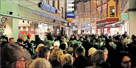  ?? BILD: SASCHA STÜBER ?? Die „Lange Einkaufsna­cht“kam an: Bis etwa 20.30 Uhr war es in der Innenstadt so voll wie auf diesem Bild, dann wurde es langsam weniger, viele trafen sich nach dem Einkauf auf dem Lambertima­rkt, der auch bis 24 Uhr öffnete.