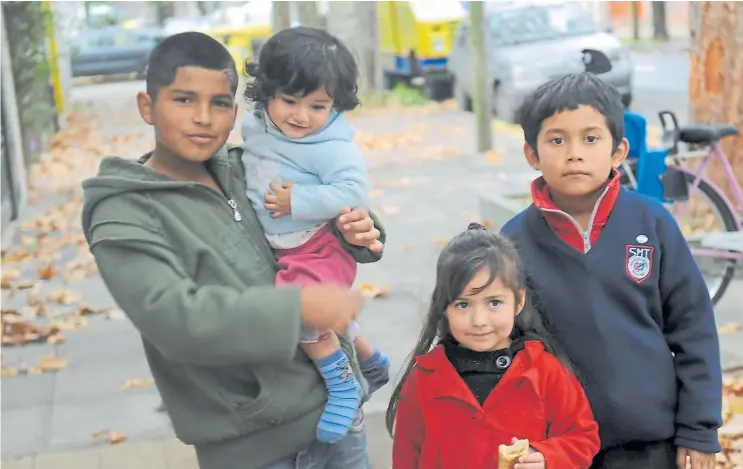  ?? LUCÍA MERLE ?? A la espera de la identidad. Franco (12) con Amalia a upa (1), junto con Xiomara (3) y Alexander (7). A todos ellos los une el mismo problema, la falta del DNI con su nombre.