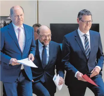  ?? FOTO: DPA ?? Hamburgs Erster Bürgermeis­ter Olaf Scholz, Kanzlerkan­didat und Parteichef Martin Schulz und der hessische SPD-Landeschef Thorsten Schäfer-Gümbel (von links) präsentier­en das neue Steuerkonz­ept der SPD.