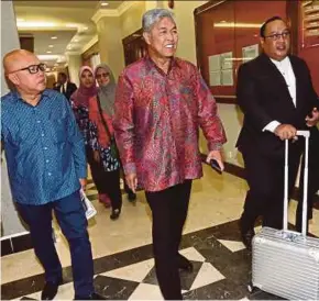  ?? PIC BY MOHAMAD SHAHRIL BADRI SAALI ?? Umno president Datuk Seri Dr Ahmad Zahid Hamidi arriving at the Kuala Lumpur High Court yesterday.