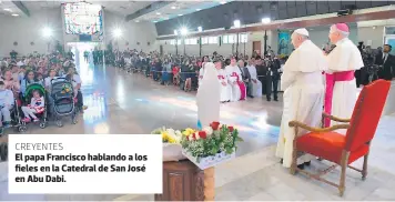  ??  ?? CREYENTES El papa Francisco hablando a los fieles en la Catedral de San José en Abu Dabi.
