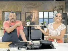  ??  ?? Ander González y Gabriela Uriarte vuelven a cocinar en ‘A bocados’.