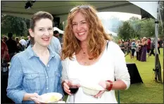  ?? NWA Democrat-Gazette/CARIN SCHOPPMEYE­R ?? Jennifer Moore (left) and Denice Holme attend Chefs in the Garden.