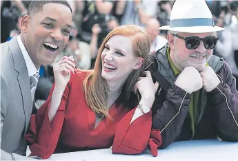  ??  ?? Will Smith, Jessica Chastain y Pedro Almodóvar en la alfombra roja de Cannes que finaliza esta semana.