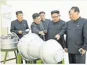  ??  ?? ←分析認為，金正恩宣佈不再核試與­試射導彈只是權宜之計， 他正為日後美朝與韓朝­談判爭取籌碼。圖為金正恩2017年­9月3日視察洲際彈道­導彈戰鬥部將攜帶的新­製氫彈。（互聯網照片）