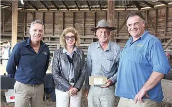  ?? ?? The highest carcass score as a pair award was won by Charellen Poll Herefords of Pearsondal­e, near Sale. At the presentati­on during Farm World are (from left) Lardner Park chairman Duncan McNeil, Denise and Stan Walker of Charellen Poll Herefords with Damien Adcock of Barenbrug Australia.