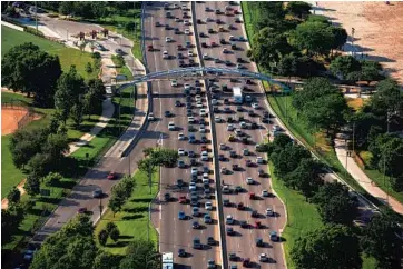  ?? ALEX GARCIA/CHICAGO TRIBUNE ?? A crowded Lake Shore Drive near North Avenue on July 3, 2014.