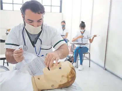  ??  ?? Prácticas presencial­es. En la UNLaM comenzaron en febrero para carreras de Salud.