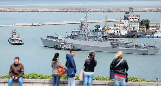  ?? (AP) ?? Operativo. Desde la base naval de Mar del Plata, la Armada movilizó más unidades en busca del submarino ARA San Juan.