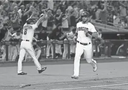  ?? ROB SCHUMACHER/THE REPUBLIC ?? The Diamondbac­ks’ David Peralta (6) scores on a Nick Ahmed three-run double vs. the Atlanta Braves on Thursday at Chase Field.