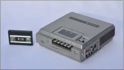 ??  ?? Das CVC-Videosyste­m von 1980 wurde speziell für den mobilen Einsatz entwickelt. Es arbeitete als erstes mit einer kleinen Kassetten in der Größe einer Audiokasse­tte