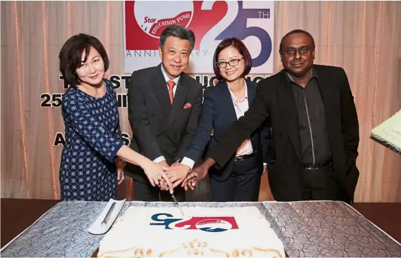  ??  ?? (From left) June, Wong, Wang and Terence cutting the 25th anniversar­y cake.