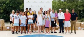  ??  ?? Tono García junto a su familia, residentes de Puntacana Resort &amp; Club, así como colaborado­res de la Fundación Grupo Puntacana.