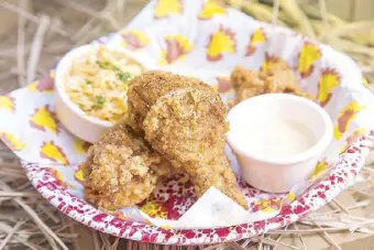  ??  ?? Raising the barn: Barnyard D set consists of two pieces of fried chicken with one side dish, one sauce, and crispy chicken skin at P255.