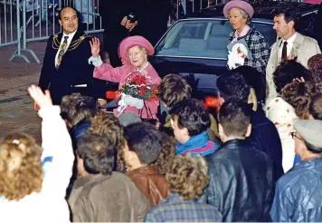  ?? ?? PUBLIC GREETING: Crowds get a chance to speak and see the Queen Mother when she took a brief walk-about in Queen Victoria Square after she opened the recently Ferens Art Gallery.