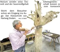  ?? BILD: STOBER ?? Sticht dem Besucher schon am Eingang ins Auge: Der Holzschnit­t von Hartwig Doden.