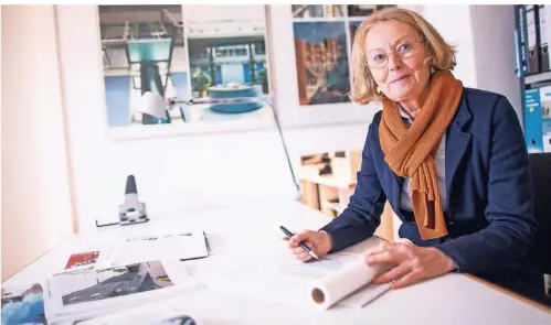  ?? RP-FOTO: ANNE ORTHEN ?? Die Architekti­n Mechthild Heisterkam­p in ihrem Büro an der Benrodestr­aße