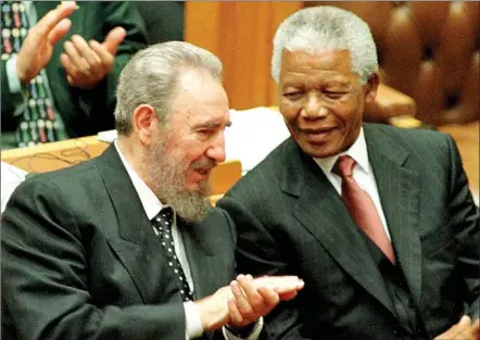  ??  ?? UMnu uFidel Castro noMadiba ngesikhath­i uCastro ehambele kuleli