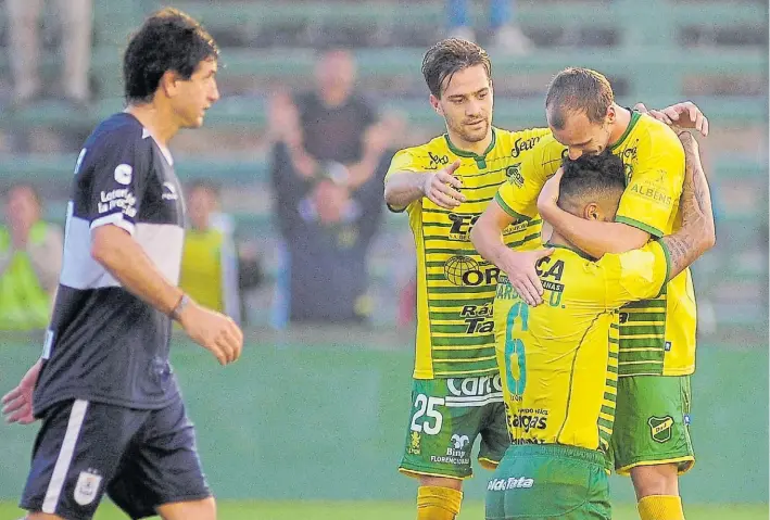  ?? FOTOBAIRES ?? Gol y emoción. Alexander Barboza acaba de anotar de tiro penal, sus compañeros se acercan para el abrazo y Romero lo sufre. El defensor debe volver a River.