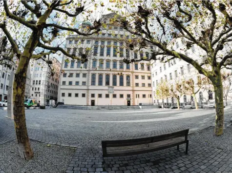  ?? Foto: Wyszengrad ?? So schön ruhig ist es am Elias-Holl-Platz in den Abendstund­en selten. Anwohner und Geschäftsl­eute berichten, sie haben einen schlimmen Sommer hinter sich.