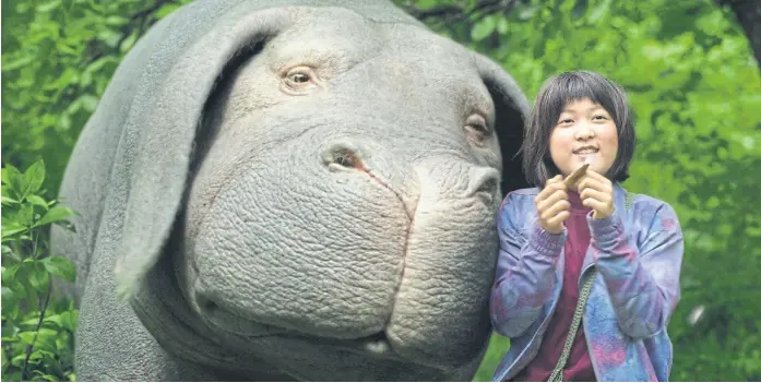  ?? Fotos netflix ?? La pequeña Mija (An Seo Hyun) y su mascota, un querible cerdo mutante