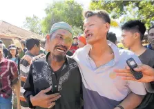  ?? TATAN SYUFLANA/ASSOCIATED PRESS ?? Relatives react on Tuesday as rescue teams recover the bodies of victims killed in an earthquake in North Lombok, Indonesia. The quake, which struck Sunday night, killed at least 105 people.
