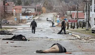  ?? ?? TRISTE. Los cuerpos de civiles yacen en la calle de Bucha tras un bombardeo de las tropas rusas.