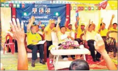  ??  ?? Cambodian People’s Party stalwart Svay Sitha oversees a ceremony to welcome hundreds to the ruling party, among them 44 purported former opposition youth activists.