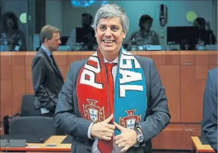  ?? FRANCOIS LENOIR / REUTERS ?? El ministro Mário Centeno con una bufanda de la selección portuguesa de fútbol, el lunes en Bruselas