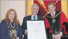 ??  ?? Stephen Sunderland receiving his award from the Lord Mayor of London, the Right Honourable William Russell.