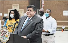  ?? ABEL URIBE/CHICAGO TRIBUNE ?? Gov. J.B. Pritzker visits a coronaviru­s testing site Wednesday at Coles Elementary School on Chicago’s Southeast Side.