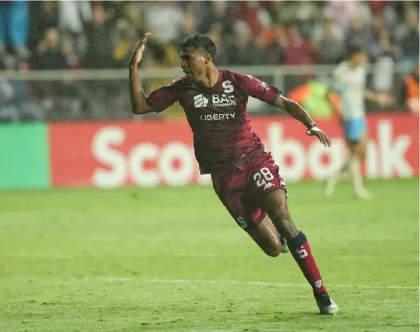  ?? JOHN DURÁN ?? Gerald Taylor marcó el segundo gol ante el Philadelph­ia Union y mantuvo viva la ilusión morada en Concacaf.